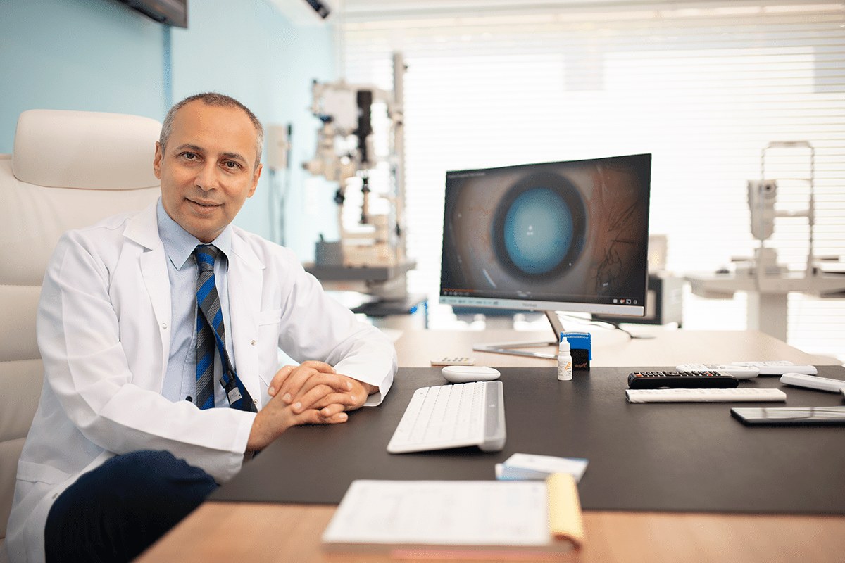 Op. Dr. Ferşat Muhacir kliniğinde muayene sırasında