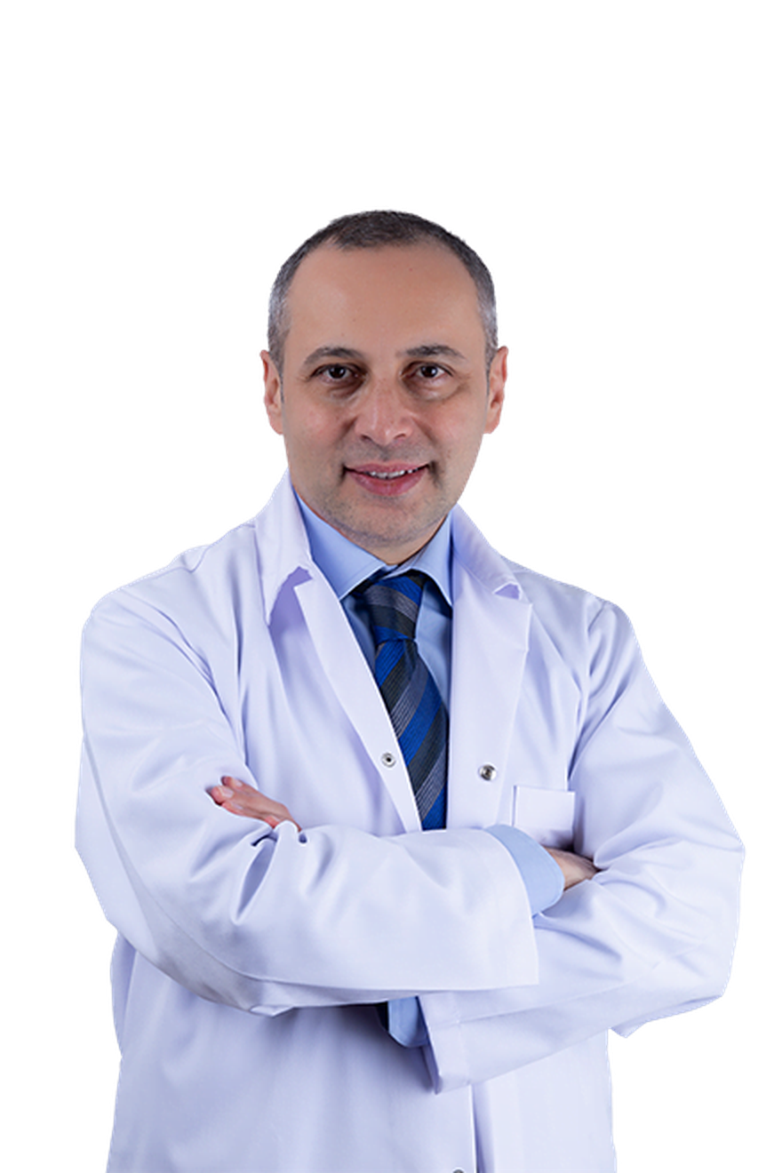 Op. Dr. Ferşat Muhacir ameliyathane önlüğüyle klinikte